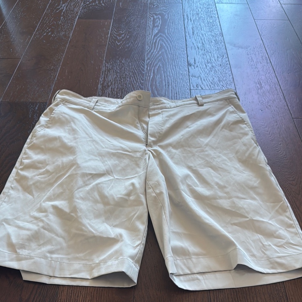 Nike. Men’s, khaki, golf tour performance shorts. EUC.